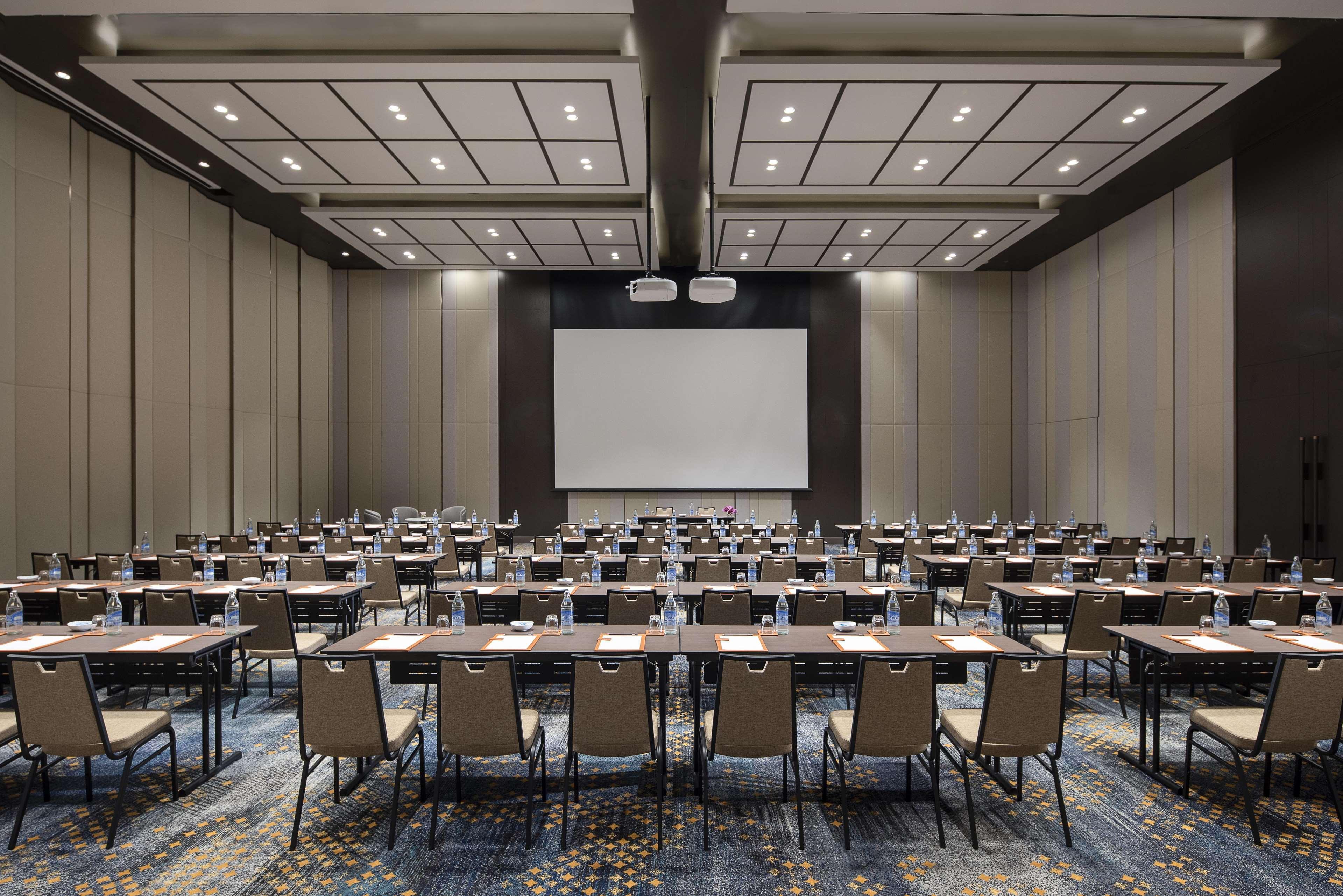 Avani Sukhumvit Bangkok - SHA Extra Plus Certified Bagian luar foto Meeting room